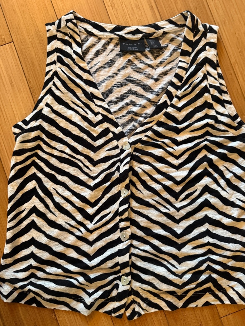 Tahari sleeveless women’s shirt
